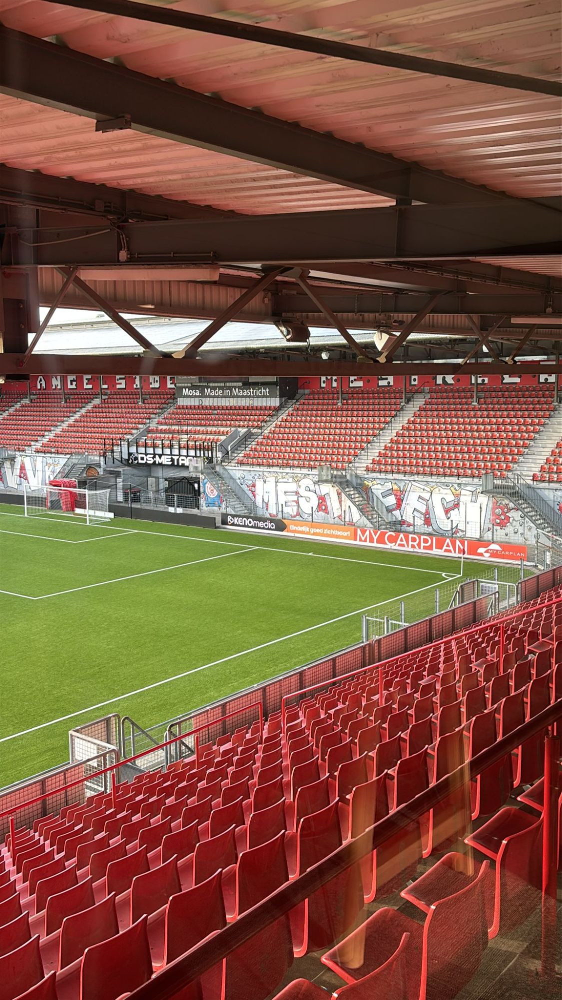 Sponsorbord van MyCarPlan langs het veld in het MVV-stadion De Geusselt in Maastricht